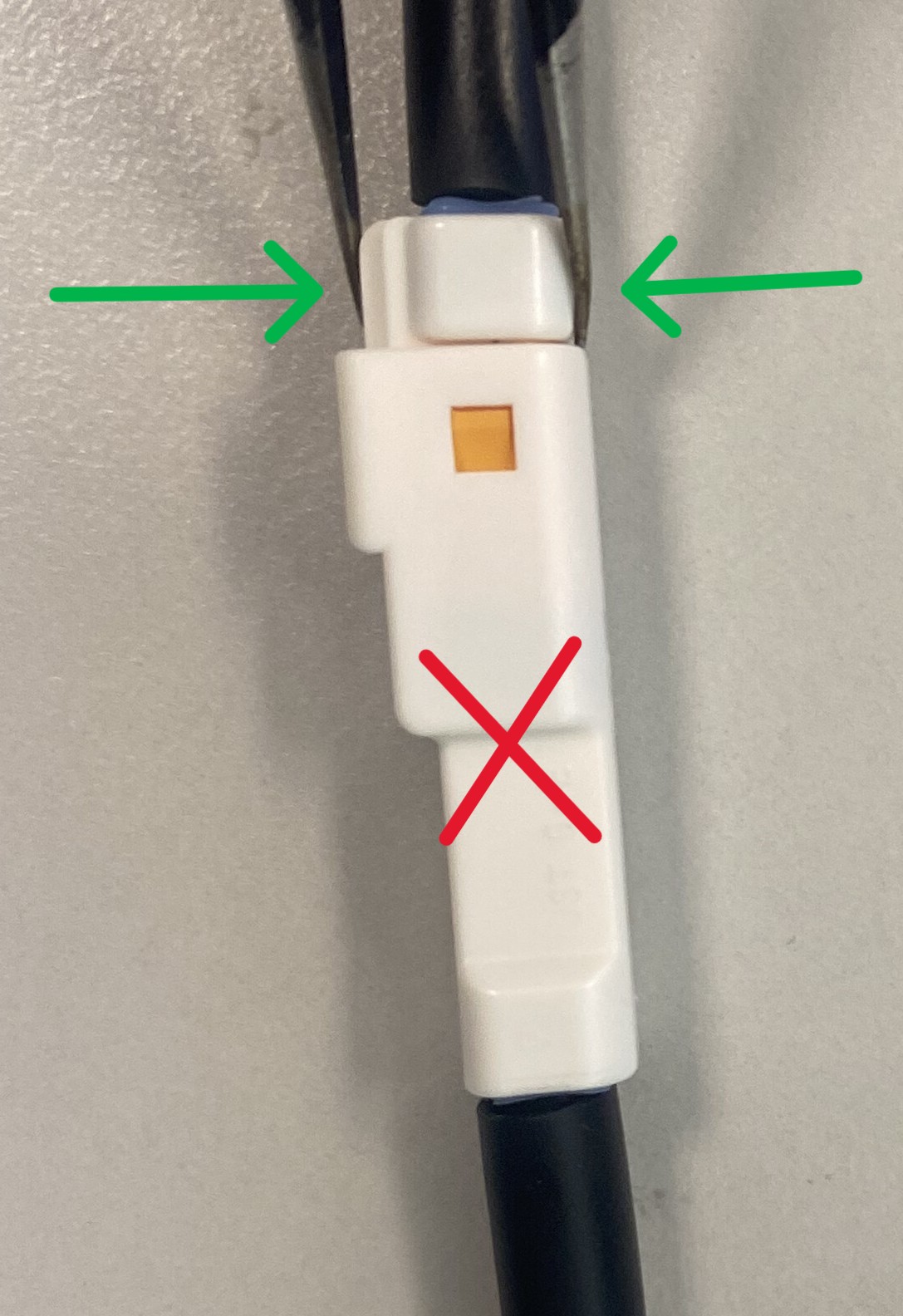 Battery release: green arrows mark the connector to release, red X marks the connector not to pull